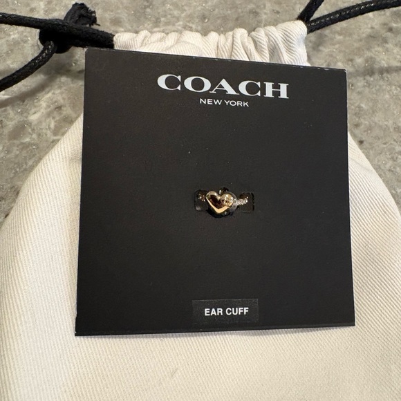 ❤️NWT Coach Official Pavé Heart Ear Cuff CQ735 PNM ONE Gold/Clear ❤️ - Picture 4 of 5